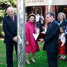 King Harald and Queen Sonja visit the Peace Pole Monument at Augsburg College (Photo: Lise Åserud / Scanpix)
